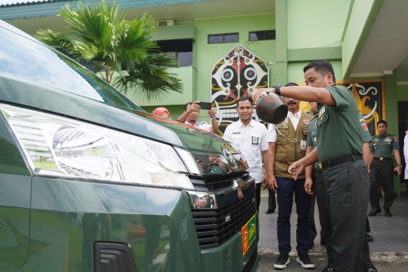 Komandan Korem 091/ASN Brigjen TNI Anggara Sitompul memegang kendi untuk menyiram Ambulans VVIP bantuan Pemprov Kaltim untuk dimanfaatkan di RSAD Tingkat IV Samarinda (Antara/ Ho Penrem 091/ASN)