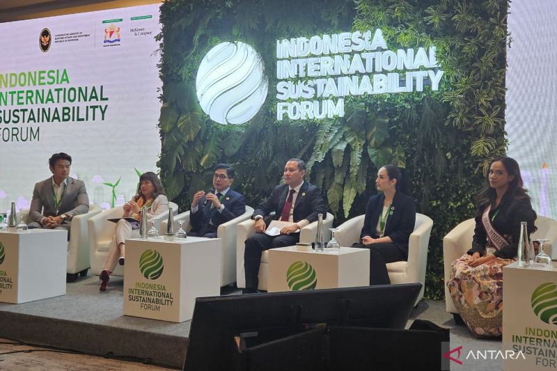 Kiri ke kanan: Duta IISF 2024 Dion Wiyoko, Wakil Koordinator bidang Maritim, Investasi, dan Luar Negeri Shinta Kamdani, Ketua Umum Kamar Dagang dan Industri Indonesia Arsjad Rasjid, Deputi Bidang Koordinasi Infrastruktur dan Transportasi Kemenko Maritim dan Investasi Rachmat Kaimuddin, Duta IISF 2024 Chelsea Islan, Duta IISF 2024 Lady Diandra, dalam konferensi pers Indonesia International Sustainability Forum di Jakarta, Kamis (5/9/2024) ANTARA/Mecca Yumna