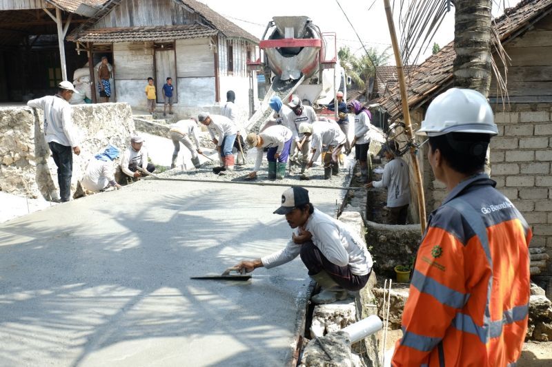 Pembangunan jalan beton di jalan Desa Tegaldowo, Kecamatan Gunem, Kabupaten Rembang, Jawa Tengah. ANTARA/HO-SIG