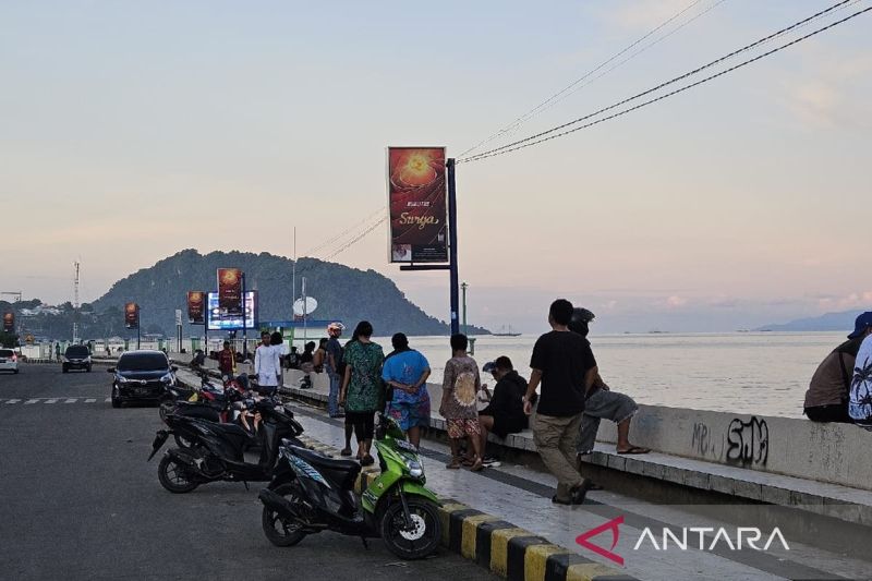 Salah satu sudut Kota Jayapura yang ramai di kunjungi masyarakat (ANTARA/Qadri Pratiwi)