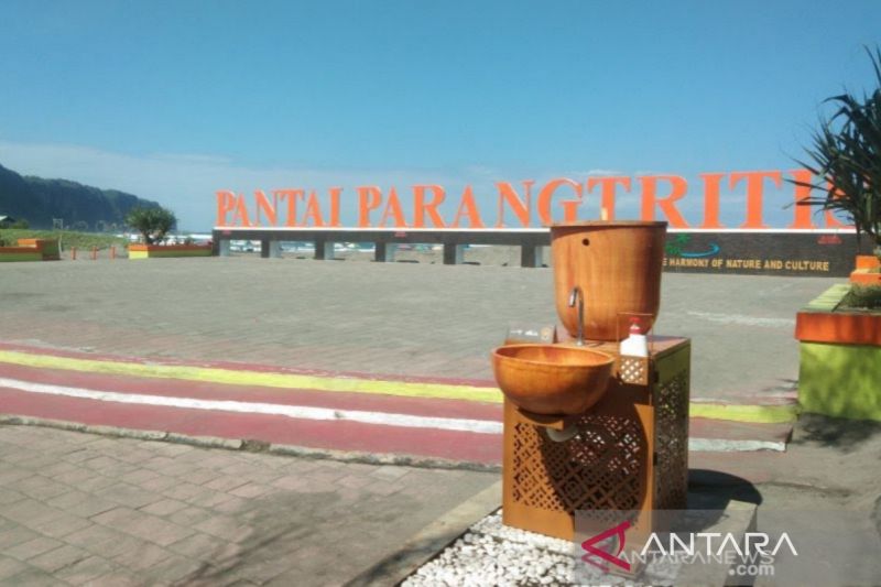 Objek wisata Pantai Parangtritis di Kabupaten Bantul Daerah Istimewa Yogyakarta (ANTARA/Hery Sidik)
