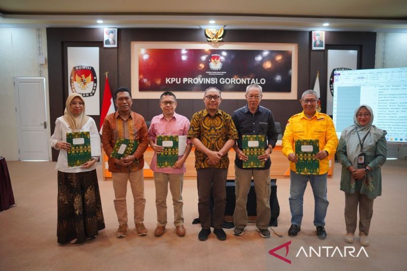 KPU Provinsi Gorontalo menyampaikan pemberitahuan hasil penelitian persyaratan administrasi kepada bakal pasangan calon gubernur dan wakil gubernur kepada para penghubung (LO) di Kantor KPU Provinsi Gorontalo, Kamis (5/9/2024). (ANTARA/Susanti Sako)