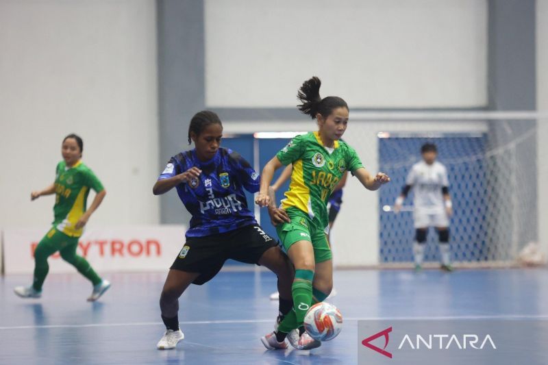 Laga antara tim futsal putri Jawa Barat (hijau kuning) melawan Papua Barat yang berkesudahan 4-3 untuk Jawa Barat (ANTARA/Juraidi)