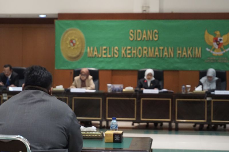 Sidang Majelis Kehormatan Hakim (MKH) terkait hakim yustisial pada Pengadilan Tinggi Medan berinisial AGRG di Gedung Mahkamah Agung, Jakarta, Rabu (4/9/2024). (ANTARA/HO-Komisi Yudisial)