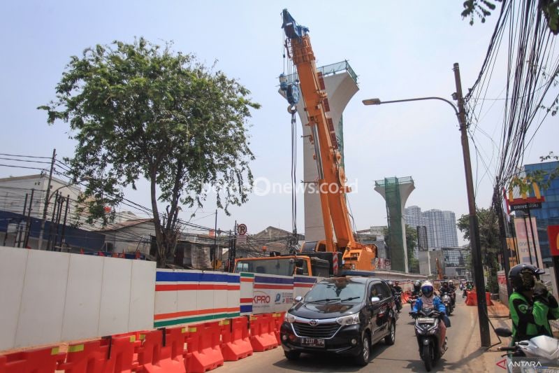 Kendaraan melintas di dekat proyek pembangunan jalur kereta ringan atau Light Rail Transit (LRT) Jakarta fase 1B rute Velodrome-Manggarai di Jalan Tambak, Jakarta, Rabu (28/8/2024). Dinas Perhubungan (Dishub) DKI melakukan rekayasa lalu lintas di sekitar kawasan tersebut dan dilakukan sesuai penahapan pengerjaan mulai 22 Agustus sampai 2 Oktober 2024 serta mengimbau masyarakat mengutamakan keselamatan dan mengikuti arahan untuk kelancaran lalu lintas. ANTARA FOTO/Reno Esnir/tom