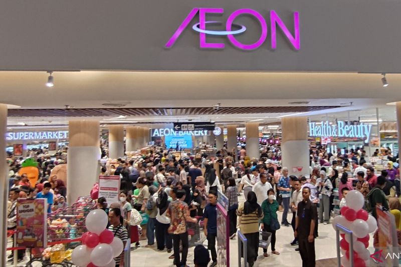Sejumlah warga saat memadati Ritel AEON dalam pembukaan pertamakali di Mal Ciputra Citra Raya Kabupaten Tangerang, Banten, Kamis (5/9/2024). (ANTARA/Azmi Samsul Maarif)