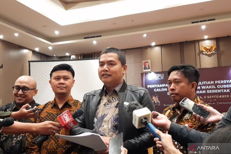 Ketua KPU Jakarta Wahyu Dinata (tengah) bersama anggota KPU DKI Dody Wijaya dan Fahmi Zikrillah serta perwakilan Bawaslu DKI dalam Penyampaian Hasil Penelitian Persyaratan Administrasi Calon Gubernur dan Wakil Gubernur dalam Pemilihan Serentak Tahun 2024 di Jakarta, Kamis (5/9/2024). ANTARA/Lia Wanadriani Santosa