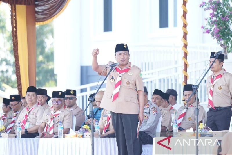 Kepala Kantor Wilayah (Kakanwil) Kementerian Agama Nusa Tenggara Barat, Zamroni Aziz saat pengukuhan Satuan Komunitas Pramuka Ikhlas Kemenag Lombok Utara yang dirangkaikan dengan apel siaga di Lapangan Kantor Bupati Lombok Utara. (ANTARA/Kemenag NTB).
