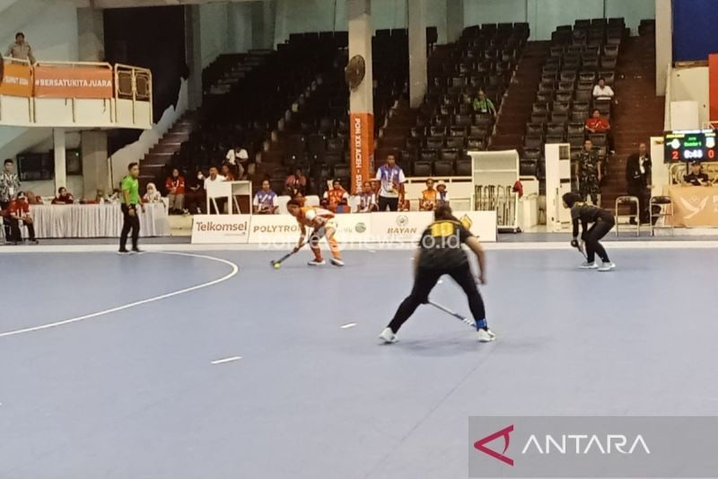 Tim hoki indoor putri Jawa Barat memperlebar peluang lolos ke babak final setelah mengalahkan Papua 12-0 dalam laga penyisihan cabang olahraga indoor putri di Pekan Olahraga Nasional (PON) XXI Aceh-Sumut 2024 yang dilaksanakan di Gedung Serba Guna Unimed, Kota Medan, Kamis (ANTARA/Anggi Luthfi Panggabean)