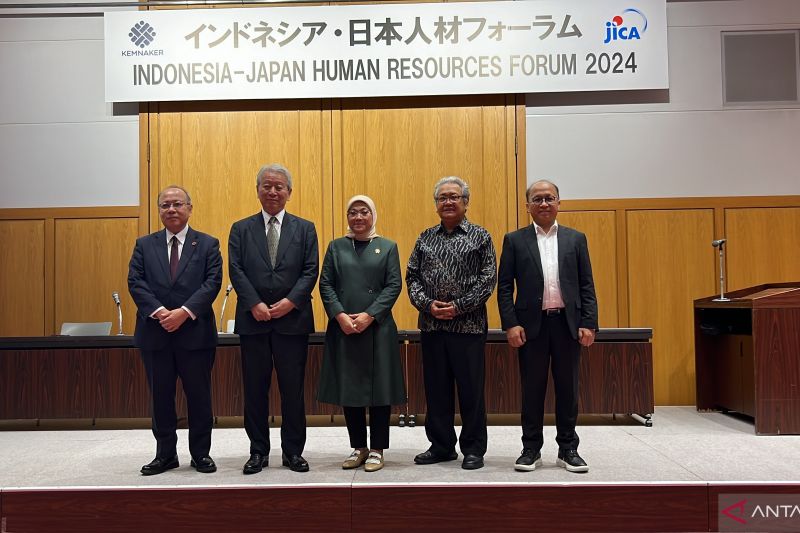 Menaker Ida Fauziyah bersama Dubes RI untuk Jepang Heri Akhmadi serta perwakilan Badan Kerja Sama Internasional Jepang (JICA) dalam Indonesia-Japan Human Resources Forum 2024 di Tokyo, Kamis (5/9). (ANTARA/ Juwita Trisna Rahayu)