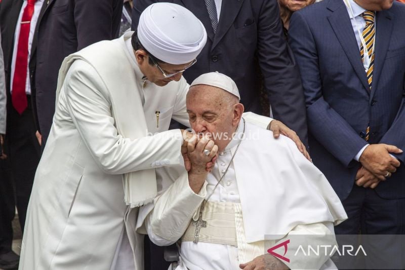 Pemimpin Takhta Suci Vatikan Paus Fransiskus (kanan) mencium tangan Imam Besar Masjid Istiqlal Nasaruddin Umar (kiri) usai mengunjungi masjid tersebut di Jakarta pada 5 September 2024. (ANTARA FOTO/Dhemas Reviyanto/tom)