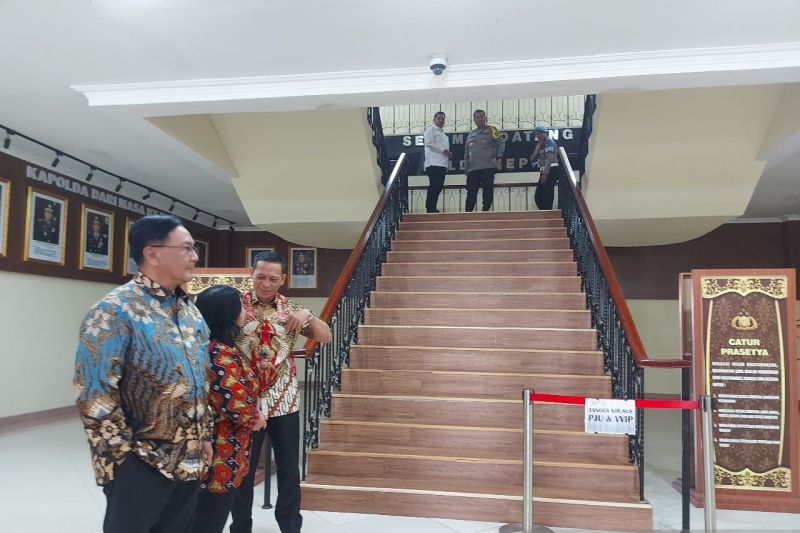 Ketua Harian Kompolnas Benny Mamoto dan anggota Poengky Indarti turun dari ruang pertemuan dengan jajaran Polda Kepri, Kamis (5/9/2024). (ANTARA/Laily Rahmawaty)