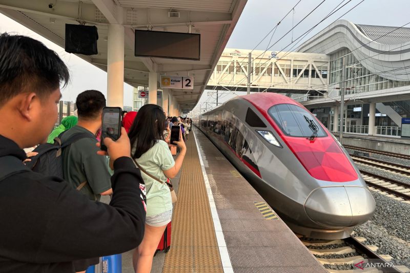 Arsip- Situasi para penumpang kereta cepat Whoosh di Stasiun Padalarang, Kabupaten Bandung Barat, Jawa Barat, Sabtu (13/7/2024). (ANTARA/Rubby Jovan)