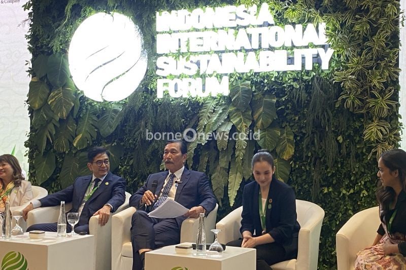 Menko Marves Luhut Binsar Pandjaitan (tengah) konferensi pers usai pembukaan International Sustainability Forum (ISF) 2024 di Jakarta, Kamis (9/5/2024) (ANTARA/Prisca Triferna)