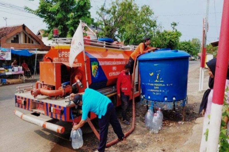 Badan Penaggulangan Bencana Daerah Kota Pekalongan sedang menyalurkan air bersih di wilayah rawan kekeringan atau krisis air bersih, beberapa hari lalu. ANTARA/HO-Humas Kota Pekalongan