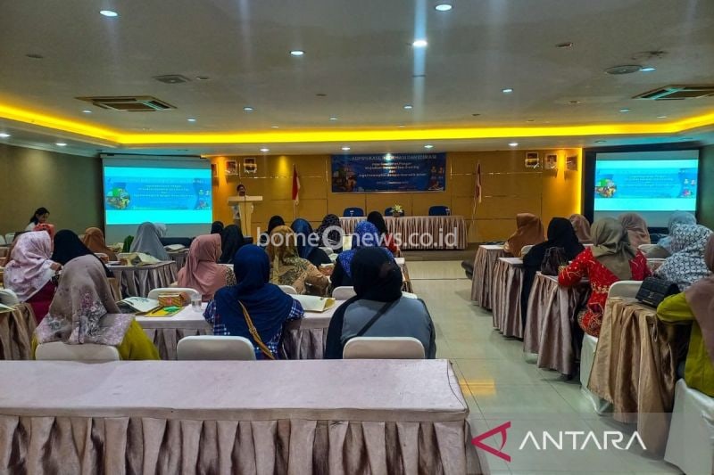 Pengawas Farmasi dan Makanan Ahli Madya BPOM Batam Therecy Elly Yana saat membuka kegiatan di Natuna, pada Kamis (5/9/2024). (ANTARA/Muhamad Nurman)