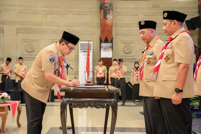 Pj Gubernur Jatim (kiri) Adhy Karyono saat melantik pengurus Majelis Pembimbing (MABI) dan pimpinan Satuan Karya (SAKA) pramuka rintisan penanggulangan bencana Jawa Timur masa bakti 2024-2025 di Ruang Bhinaloka Adhikara Kantor Gubernur, Surabaya, Kamis (5/9/2024). (ANTARA/HO-Biro Adpim Jatim)