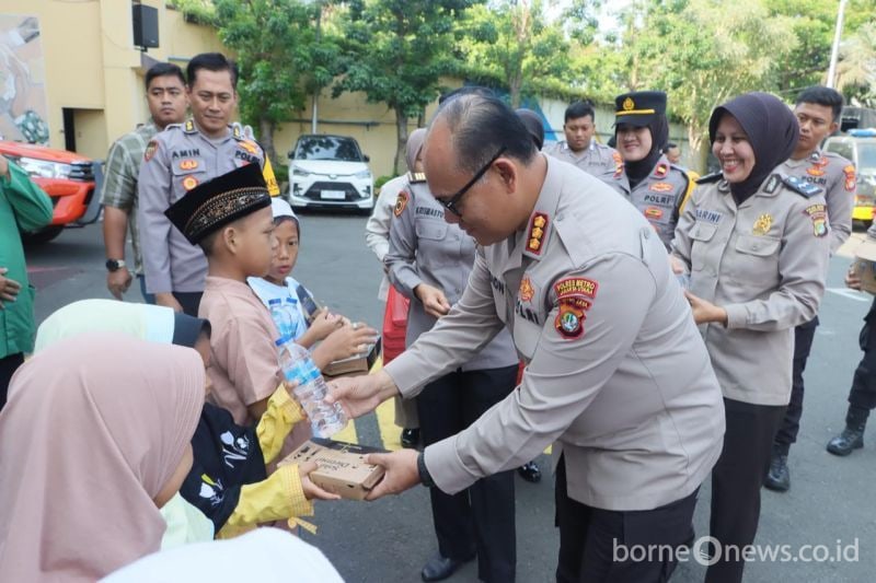 Polres Jakarta Utara Bagikan 300 Paket Makanan untuk Anak Yatim
