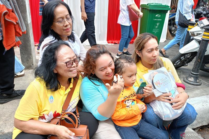 Paus Fransiskus Berikan Berkat dan Rosario kepada Anak di Jakarta