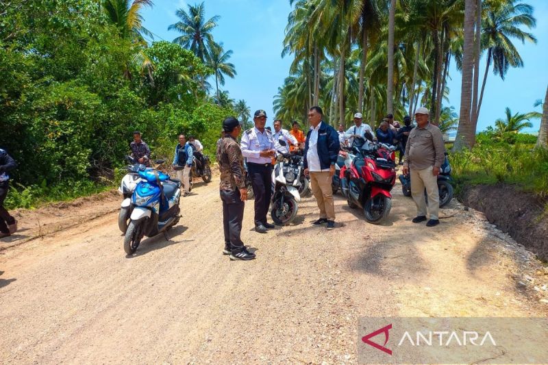 Bupati Natuna Wan Siwandi dan rombongan saat meninjau jalan pada Rabu (4/9/2024). (ANTARA/Muhamad Nurman)