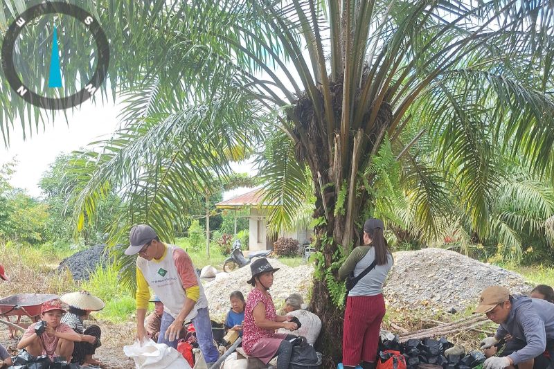 Warga desa tengah menyiapkan lokasi untuk Kebun Bibit Rakyat di Desa Betung Permai di Kecamatan Ketungau Hilir, Kabupaten Sintang Kalimantan Barat dengan target menyiapkan bibit tanaman produktif sejumlah 30 ribu bibi petai, kopi dan kakao. ANTARA/HO-KalFor Project