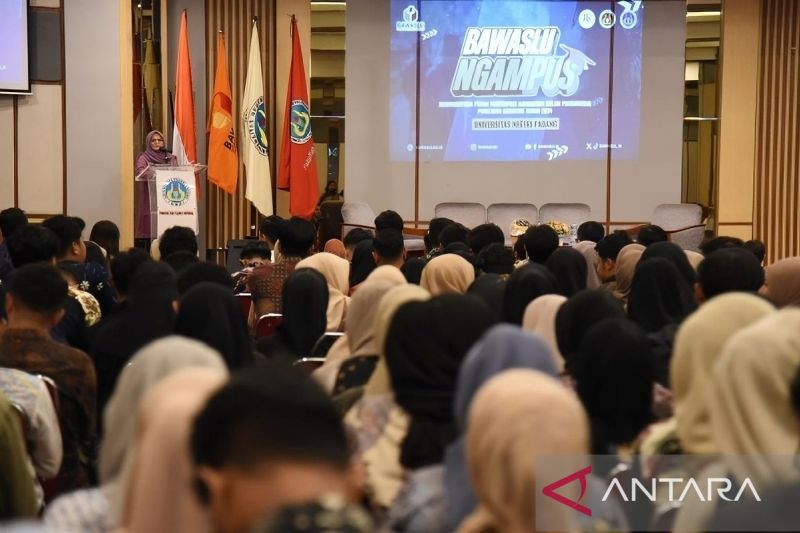 Anggota Bawaslu RI Lolly Suhenty dalam forum Bawaslu Ngampus di Universitas Negeri Padang (UNP), Sumatera Barat, Rabu (4/8/2024). (ANTARA/HO-Bawaslu RI)