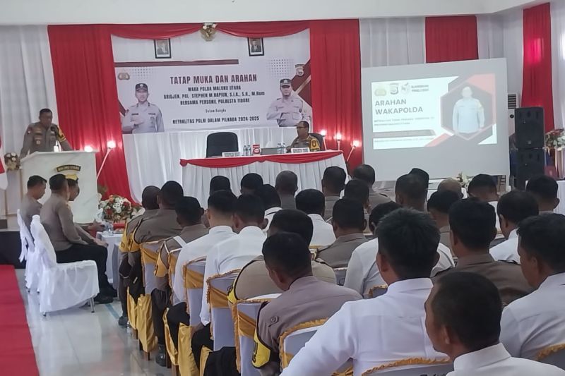 Wakapolda Malut Brigjen Pol Stephen M. Napiun saat memberikan arahan kepada seluruh personel di Mapolres Tikep di Tidore, Kamis (5/9/2024). ANTARA/Abdul Fatah