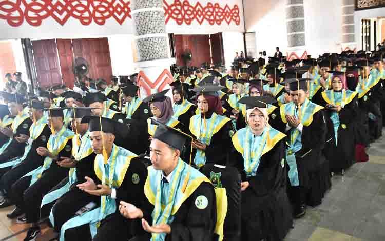Mahasiswa STAI Kuala Kapuas saat menjalani prosesi wisuda, bertempat di Aula Pemkab Kapuas, Kamis, 5 September 2024. (FOTO: IST)