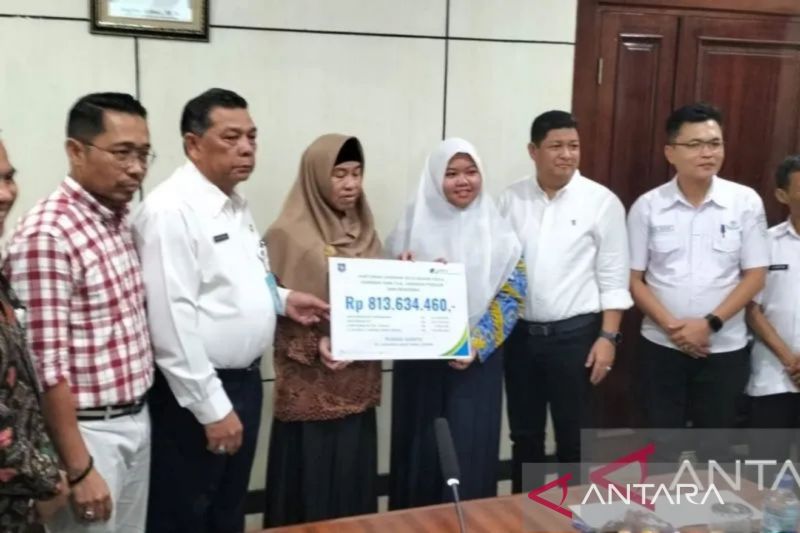 BPJS Ketenagakerjaan Pangkalpinang menyerahkan santunan perlindungan kepada ahli waris korban. ANTARA/Try Mustika