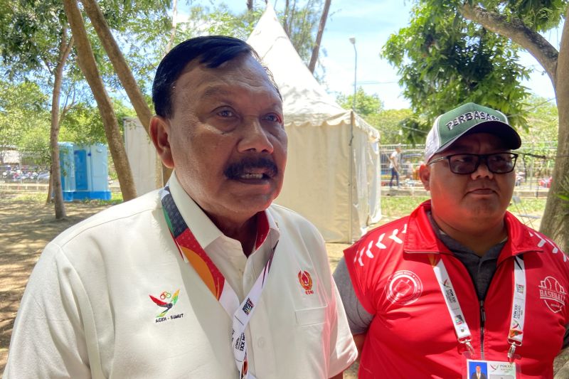 Wakil I Ketua Umum Komite Olahraga Nasional (KONI) Pusat Mayjen TNI Purn Suwarno saat meninjau pertandingan baseball di Lapangan Tugu Universitas Syiah Kuala (USK) Banda Aceh, Kamis (5/9/2024). (ANTARA/Khalis Surry)