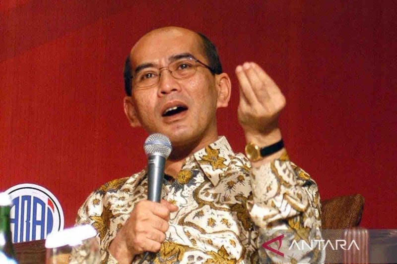 Foto Arsip - Pakar ekonomi dari Universitas Indonesia (UI) Faisal Basri menyampaikan makalahnya pada ajang Insurance Award 2008 yang diselenggarakan oleh Media Asuransi, di Jakarta, Selasa (29/7/2008). ANTARA/Ujang Zaelani/ss/hp/aa