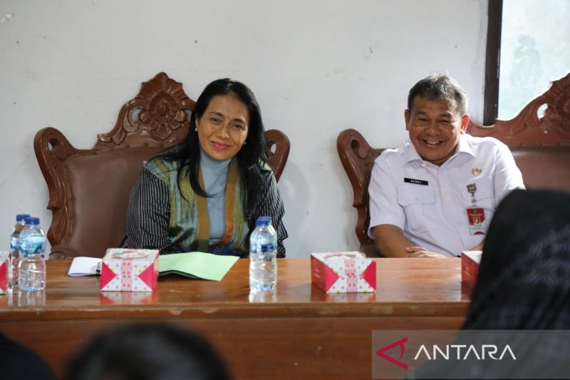Menteri Pemberdayaan Perempuan dan Perlindungan Anak Bintang Puspayoga (kiri) mengunjungi para korban kekerasan seksual yang dilakukan oleh guru ngaji di Purwakarta, Jawa Barat. (ANTARA/HO-KemenPPPA)