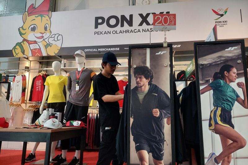 Seorang pengunjung mengamati berbagai merchandise resmi Pekan Olahraga Nasional (PON) XXI/2024 Aceh-Sumatera Utara di Pos Bloc Medan, Kesawan, Kota Medan, Rabu (4/9/2024). (Antara/Muhammad Ramdan)