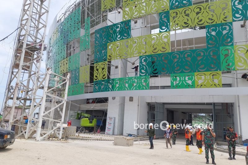 Sejumlah personel TNI dan Polri turut membantu dalam proses pembangunan Stadion Utama Sumatera Utara yang menjadi lokasi penutupan Pekan Olahraga Nasional (PON) XXI Aceh-Sumut 2024 di Deli Serdang, Kamis (5/9/2024). (ANTARA/Muhammad Ramdan)