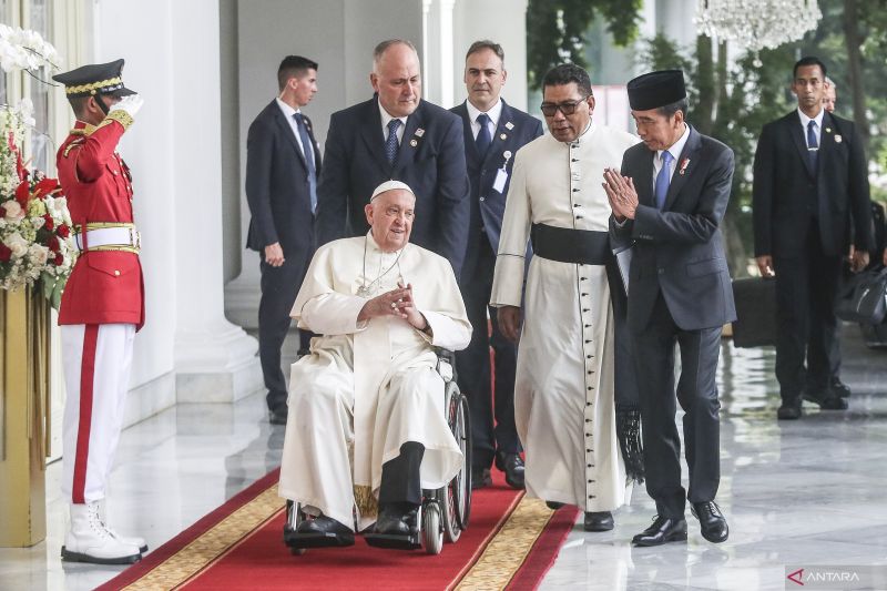 Presiden Jokowi Sambut Paus Fransiskus di Jakarta untuk Misa Akbar