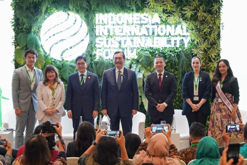 Kiri ke kanan: Duta ISF 2024 Dion Wiyoko, Wakil Koordinator bidang Maritim, Investasi, dan Luar Negeri Shinta Kamdani, Ketua Umum Kamar Dagang dan Industri Indonesia Arsjad Rasjid, Menteri Koordinator Bidang Kemaritiman dan Investasi Luhut Binsar Pandjaitan, Deputi Bidang Koordinasi Infrastruktur dan Transportasi Rachmat Kaimuddin, Duta ISF 2024 Chelsea Islan, Duta ISF 2024 Lady Diandra, dalam konferensi pers Indonesia International Sustainability Forum 2024 di Jakarta, Kamis (5/9/2024) ANTARA/H