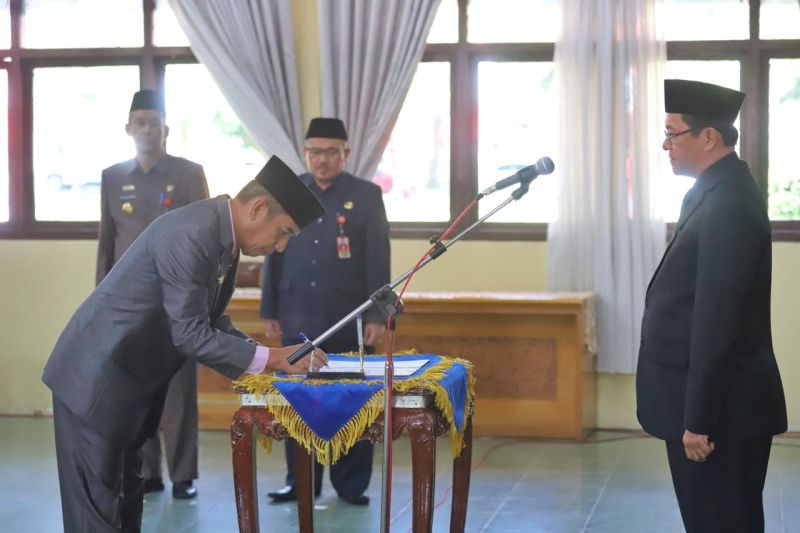 Pj Bupati Lampung Barat Lantik Ismet Inoni sebagai Pj Sekda