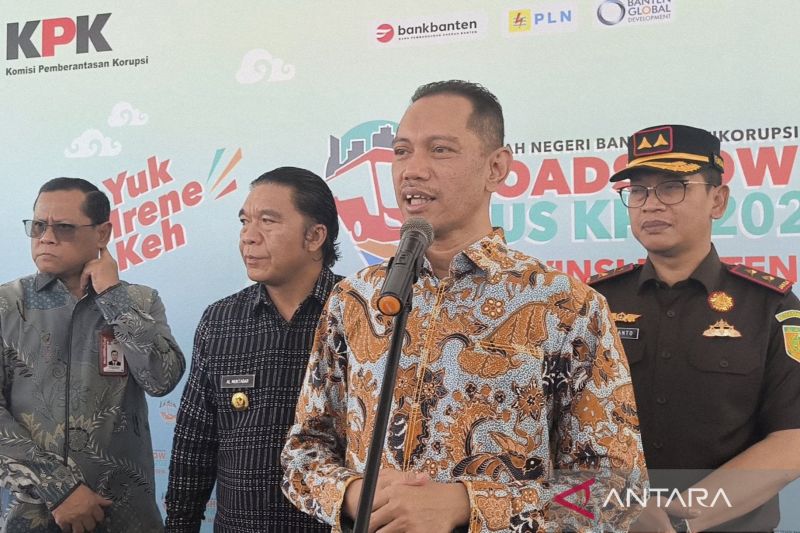 Wakil Ketua KPK RI Nurul Ghufron bersama Penjabat Gubernur Banten Al Muktabar di Setda Pemprov Banten, Serang, Kamis (5/9/2024). ANTARA/Devi Nindy