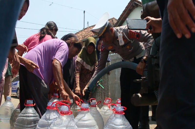 Polres Pemalang Salurkan Bantuan Air Bersih kepada Warga Terdampak Kering