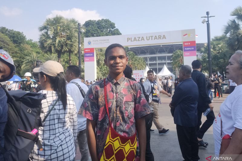 Remaja Papua Semangat Menyaksikan Paus Fransiskus di GBK