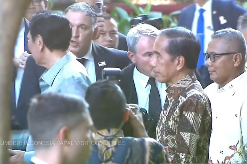 Presiden Jokowi Sambut Kedatangan Paus Fransiskus di Jakarta