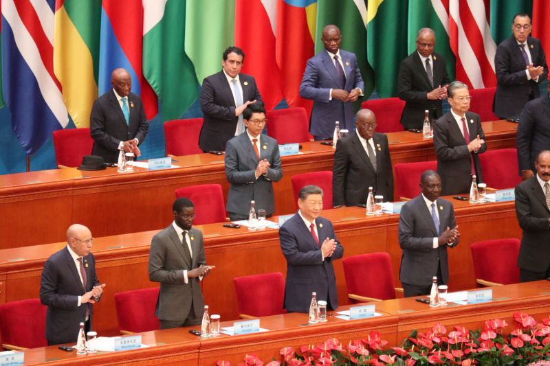 Presiden China Xi Jinping berdiri di panggung bersama dengan para pemimpin negara dan pemerintahan Afrika dalam Konferensi Tingkat Tinggi Forum Kerja Sama Tiongkok-Afrika (FOCAC) 2024 di Beijing, Kamis (5/9/2024) (ANTARA/Desca Lidya Natalia)