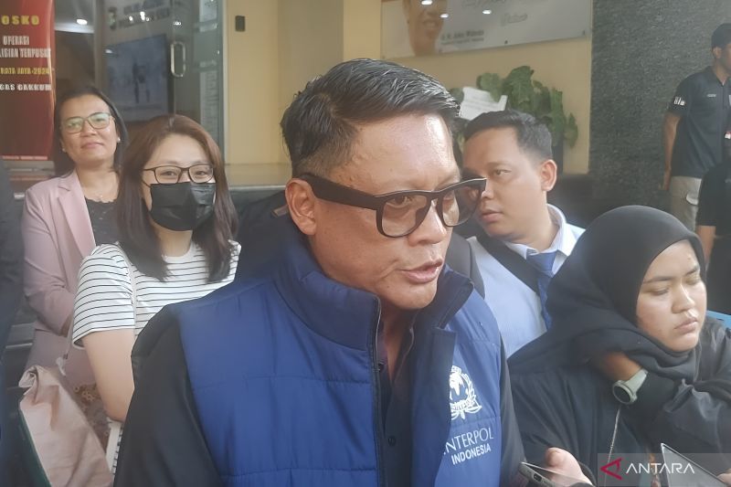 Kadiv Hubinter irjen Pol. Krishna Murti (tengah) dengan didampingi buronan mantan Wali Kota Bamban, Filipina, Alice Guo (belakang baju putih) berbicara di hadapan awak media di Gedung Polda Metro Jaya, Jakarta, Kamis (5/9/2024). ANTARA/Nadia Putri Rahmani