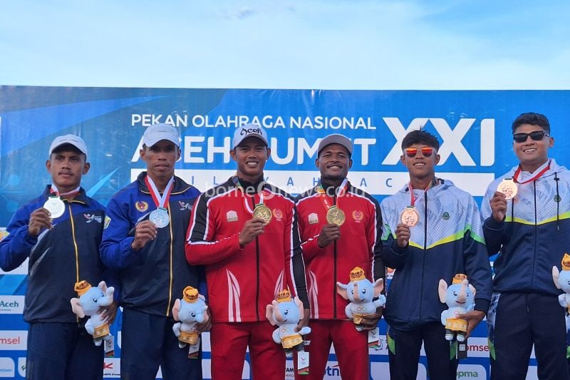 Dari kiri - pedayung Sulawesi Utara, Sofyanto/Sahrul Gunawan bersama dengan pedayung Aceh, Abdur Rahim/Evans Monim dan pedayung Jawa Barat, Ikballana Ikhsan/Rudiansyah saat di podium canoeing nomor kano double 500 meter putra PON Aceh-Sumut 2024 di Waduk Keuililing, Aceh Besar, Kamis (05/09/2024). (ANTARA/FAJAR SATRIYO)