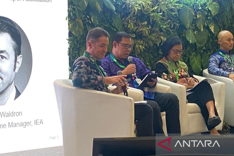 Kepala Pusat Industri Hijau Kemenperin Apit Pria Nugraha (kedua kiri) dalam diskusi tematik ISF 2024 di Jakarta, Kamis (5/9/2024) (ANTARA/Prisca Triferna)