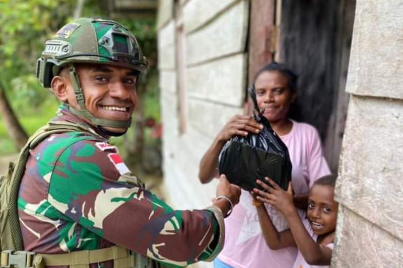 TNI memberikan bantuan makanan bergizi kepada anak Papua untuk mencegah stunting. ANTARA/HO