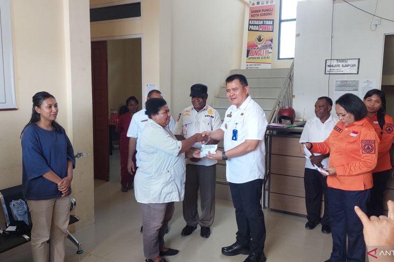 Pemkot Sorong Salurkan Bantuan untuk Korban Longsor Terdampak