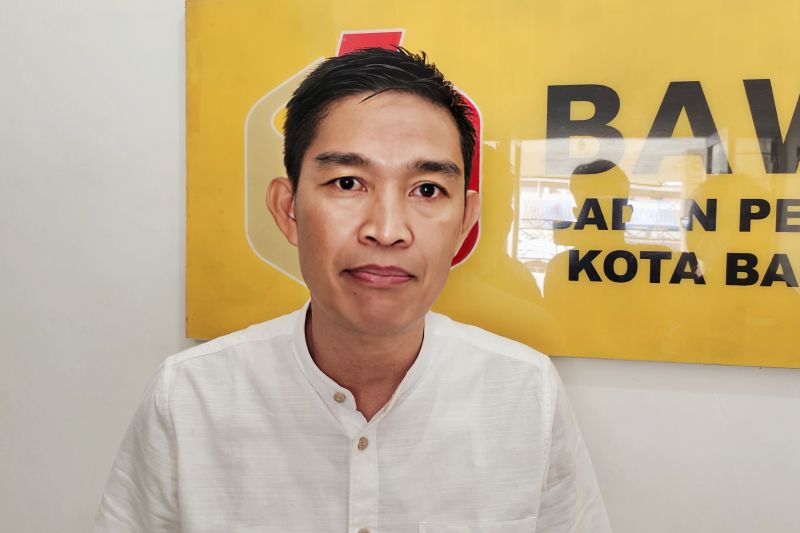 Anggota Bawaslu Lampung Gistiawan saat dimintai keterangan. ANTARA/Dian Hadiyatna.