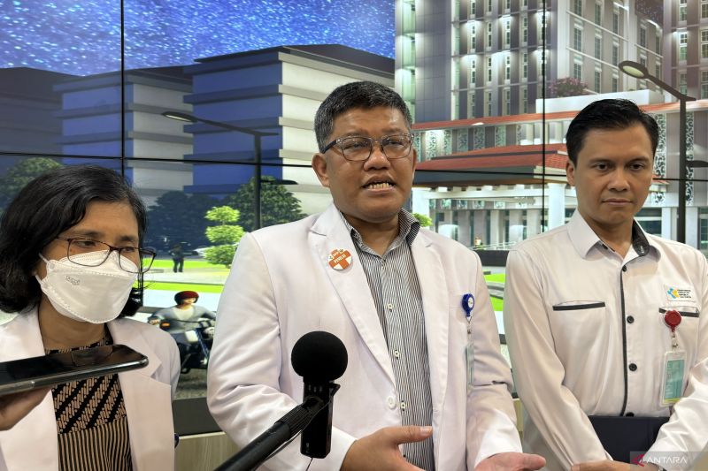 Ahli Dermatologi Umum RSHS Bandung Hendra Gunawan (tengah) memberikan keterangan di Bandung, Jawa Barat, Kamis (5/9/2024). (ANTARA/Rubby Jovan)