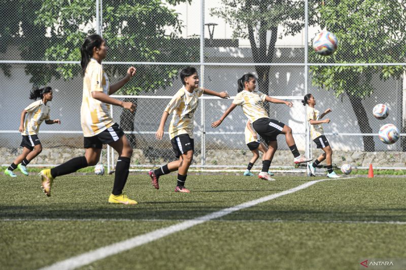 Pesepak bola Timnas putri Indonesia mengikuti pemusatan latihan (TC) di Lapangan Rugby, komplek GBK, Jakarta, Rabu (26/6/2024). Pemusatan latihan tersebut dilakukan dalam rangka persiapan pertandingan uji coba melawan Hong Kong yang rencananya digelar pada 11 Juli dan 14 Juli 2024. ANTARA FOTO/Muhammad Adimaja/rwa (ANTARA FOTO/MUHAMMAD ADIMAJA)